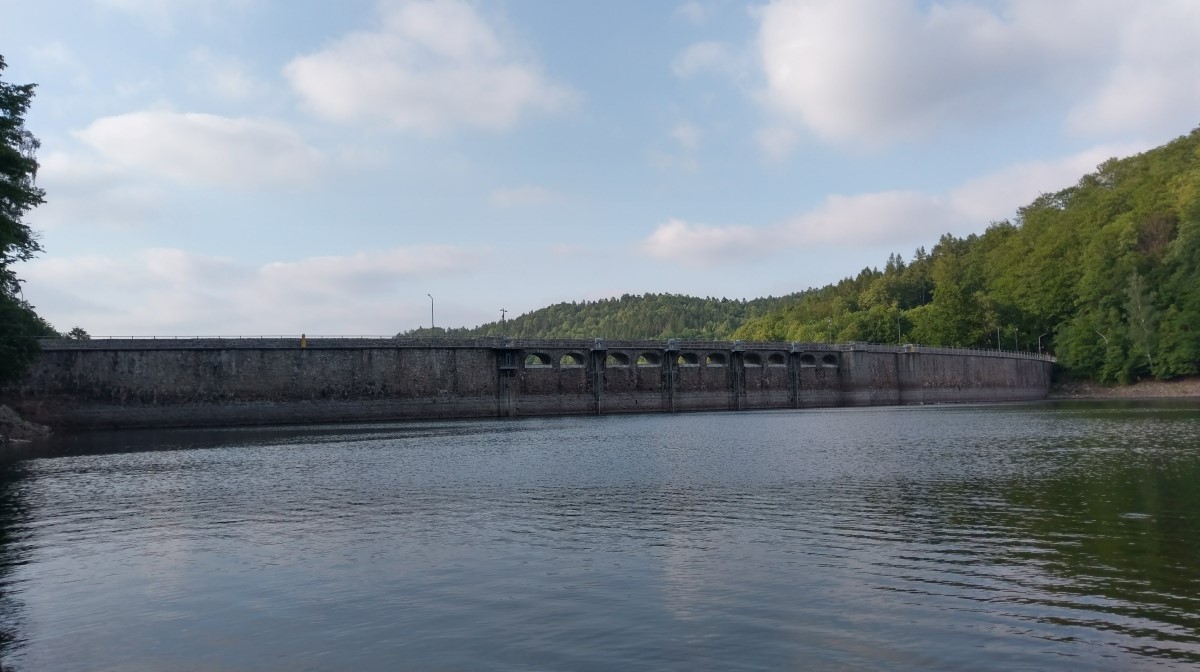 Zapora wodna w Zagórzu Śląskim – zapora na Bystrzycy tworząca Jezioro Lubachowskie. Zbudowana w roku 1917, zapora kamienna, długość w koronie wynosi 230 m, szerokości u podstawy 29 m, wysokość 44 m.